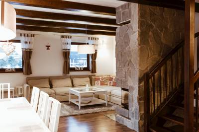 Obývačka s gaučom a jedálenský stôl, Chata Home, Stará Lesná