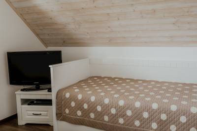 Spálňa s 1-lôžkovou posteľou a LCD TV, Chata Home, Stará Lesná