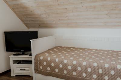 Spálňa s 1-lôžkovou posteľou a LCD TV, Chata Home, Stará Lesná