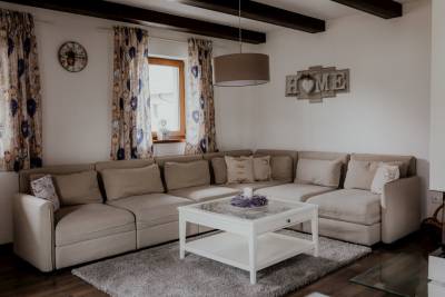 Obývačka s priestranným gaučom, Chata Home, Stará Lesná