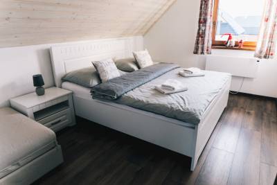 Spálňa s manželskou posteľou a samostatným lôžkom, Chata Home, Stará Lesná