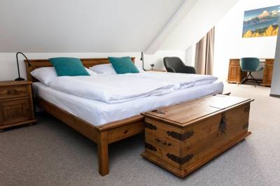 Izba Kriváň - spálňa s manželskou posteľou, Chalet Mountain View, Nová Lesná
