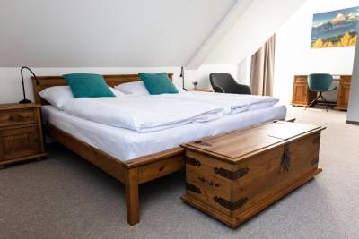 Izba Kriváň - spálňa s manželskou posteľou, Chalet Mountain View, Nová Lesná