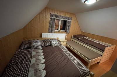 Spálňa s manželskou a 1-lôžkovou posteľou, Chata pri vláčiku, Oravská Lesná