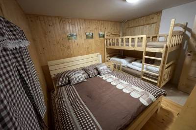 Spálňa s manželskou a poschodovou posteľou, Chata pri vláčiku, Oravská Lesná