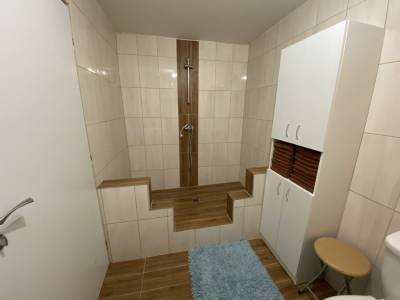 Kúpeľňa so sprchovacím kútom, Chata pri vláčiku, Oravská Lesná