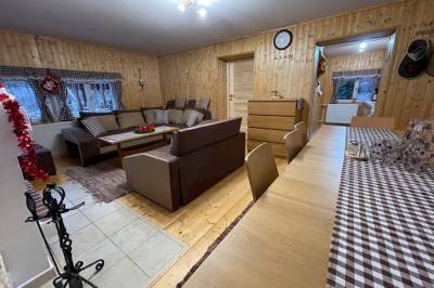 Obývačka s gaučovým sedením a jedálenský stôl, Chata pri vláčiku, Oravská Lesná