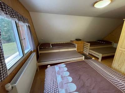 Spálňa s manželskou a samostatnými lôžkami s prístelkami, Chata pri vláčiku, Oravská Lesná