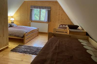 Spálňa s manželskou a samostatnými lôžkam, Chata pri vláčiku, Oravská Lesná