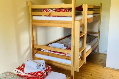 Spálňa s 1-lôžkovou a poschodovou posteľou, Drevenice Jánošík, Terchová