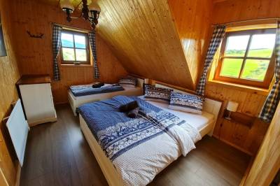 Spálňa s manželskou posteľou a samostatným lôžkom, Chalupa Wolf, Zázrivá