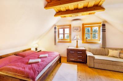 Spálňa s manželskou posteľou a rozkladacou pohovkou, Rozprávková chalúpka Borové, Malé Borové