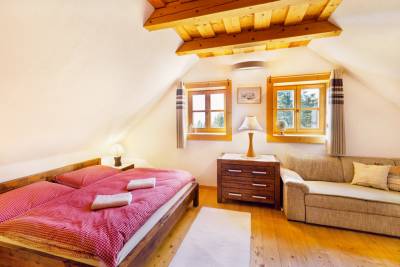 Spálňa s manželskou posteľou a rozkladacou pohovkou, Rozprávková chalúpka Borové, Malé Borové