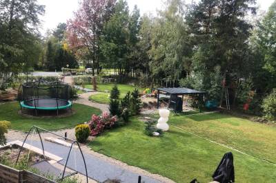 Upravená záhrada s trampolínou, Chalet Green Park, Stará Lesná