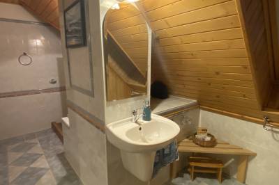 Kúpeľňa so sprchovacím kútom, Zátišie pod lesom, Nižná Boca