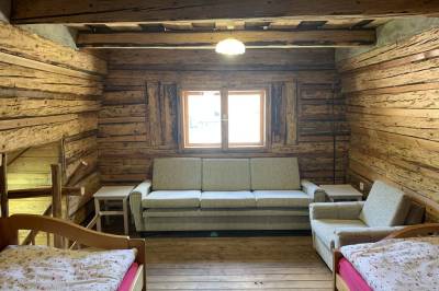 Spálňa so samostatnými posteľami a pohovkou, Ondrejova drevenica, Čičmany