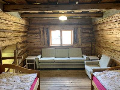 Spálňa so samostatnými posteľami a pohovkou, Ondrejova drevenica, Čičmany