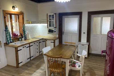Plne vybavená kuchyňa s jedálenským sedením, Ondrejova drevenica, Čičmany