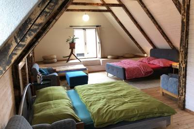 Spálňa s manželskou posteľou, samostatnými lôžkami a pohovkami, Ondrejova drevenica, Čičmany