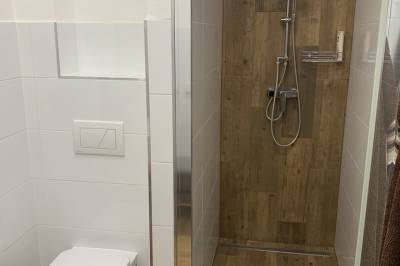 Kúpeľňa so sprchovacím kútom a toaletou, Ondrejova drevenica, Čičmany