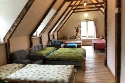 Spálňa s manželskou posteľou, samostatnými lôžkami a pohovkami, Ondrejova drevenica, Čičmany