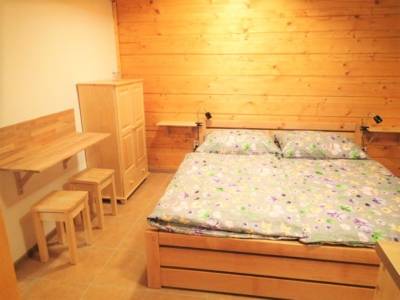 Spálňa s manželskou posteľou a sedením, Chalupa Monika, Súľov - Hradná