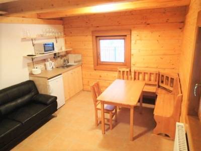 Obývačka s gaučom a kuchynský kút s jedálenským sedením, Chalupa Monika, Súľov - Hradná