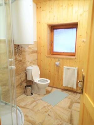 Kúpeľňa so sprchovacím kútom a toaletou, Chalupa Monika, Súľov - Hradná