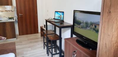 Pracovný stôl a LCD TV, AD Kamzík, Apartmán č. 10, Donovaly