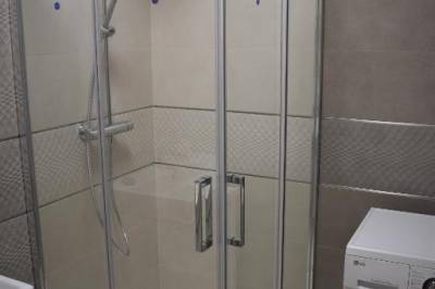 Kúpeľňa so sprchovacím kútom a práčkou, Luxusný apartmán v centre Nitry - apartmán Halifax, Nitra
