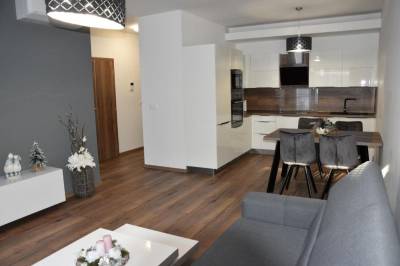 Plne vybavená kuchyňa s jedálenským sedením prepojená s obývačkou, Luxusný apartmán v centre Nitry - apartmán Halifax, Nitra