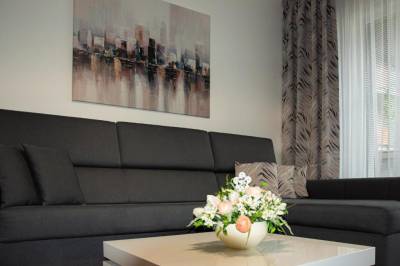 Rozkladací gauč v obývačke, Luxusný apartmán v centre Nitry - apartmán Halifax, Nitra