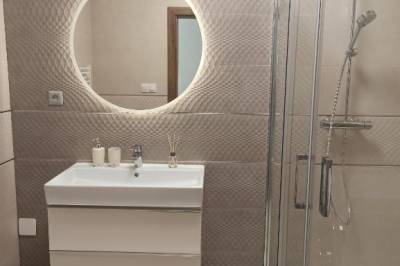 Kúpeľňa so sprchovacím kútom, Luxusný apartmán v centre Nitry - apartmán Halifax, Nitra