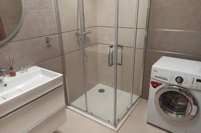Kúpeľňa so sprchovacím kútom a práčkou, Luxusný apartmán v centre Nitry - apartmán Halifax, Nitra