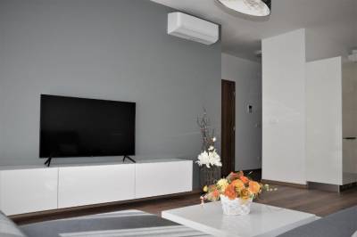 Obývačka s gaučom a LCD TV, Luxusný apartmán v centre Nitry - apartmán Halifax, Nitra