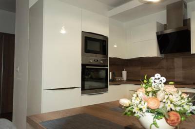 Plne vybavená kuchyňa s jedálenským sedením, Luxusný apartmán v centre Nitry - apartmán Halifax, Nitra