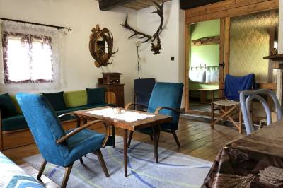 Obývačka s pohovkou a sedením, Čičmanská drevenica, Čičmany