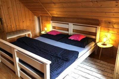 Spálňa s manželskou posteľou, Čičmanská drevenica, Čičmany