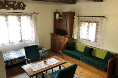 Obývačka s pohovkou a sedením, Čičmanská drevenica, Čičmany