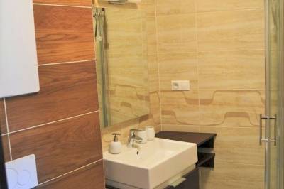 Kúpeľňa so sprchovacím kútom a toaletou, Apartmán Bernard, Vysoké Tatry