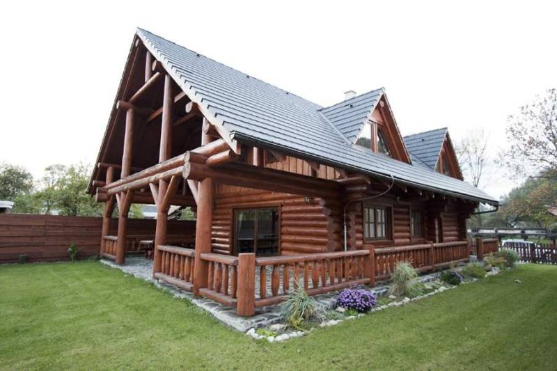 Zrubová chata Brotnica – pohľad spredu