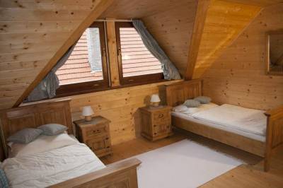 Spálňa s manželskými posteľami, Zrubová chata Brotnica, Necpaly