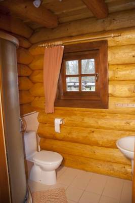Kúpeľňa so sprchovacím kútom a toaletou, Zrubová chata Brotnica, Necpaly