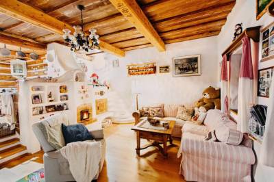 Obývačka so sedením a tradičným krbom, Chalupa Stará Izba, Novoť