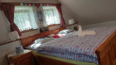 Spálňa s manželskou posteľou a rádiom, Chalupa Stará Izba, Novoť