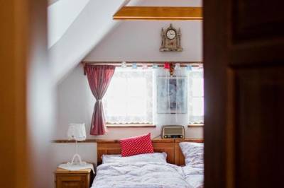 Spálňa s manželskou posteľou a rádiom, Chalupa Stará Izba, Novoť