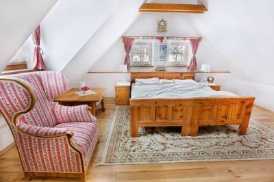 Spálňa s manželskou posteľou a sedením, Chalupa Stará Izba, Novoť