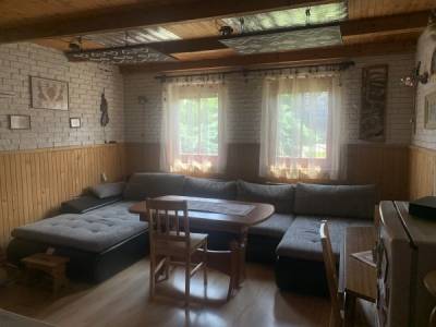 Obývačka s priestranným gaučom, Chalúpka pod Javorinkou, Čičmany