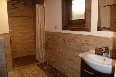 Kúpeľňa so sprchovacím kútom, Drevenica na Potoku****, Matiašovce