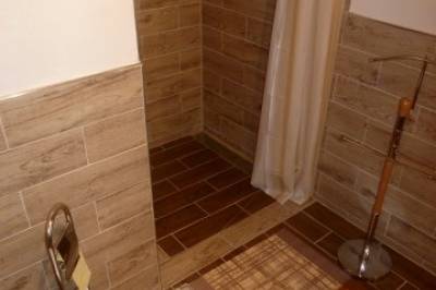 Kúpeľňa so sprchovacím kútom a toaletou, Drevenica na Potoku****, Matiašovce